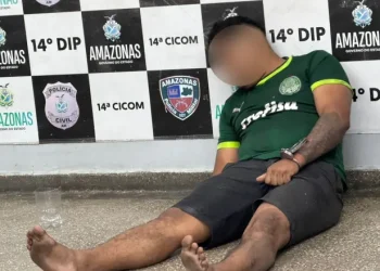 Homem chega ‘doidã0’ em loja, destró1 produtos e vai pr3s0 na Zona Leste de Manaus