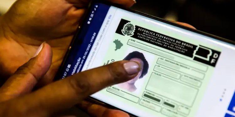 Condutores sem multa vão renovar CNH automaticamente, aprova Senado