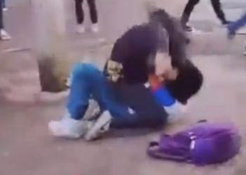 Vídeo: Mulher se mete em briga de alunas e dá socos em menor na saída de escola em Presidente Figueiredo