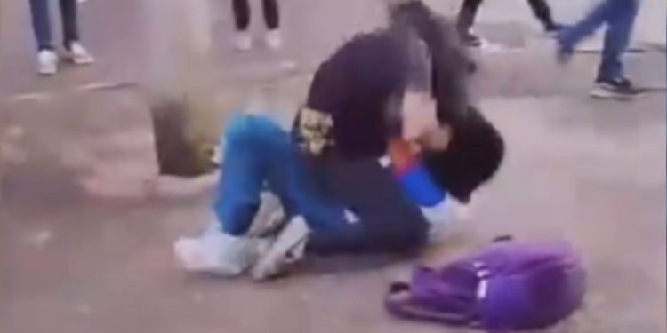 Vídeo: Mulher se mete em briga de alunas e dá socos em menor na saída de escola em Presidente Figueiredo
