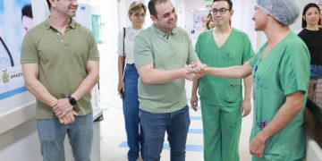 Governador Roberto Cidade acompanha início do 100º implante coclear realizado pelo Governo do Amazonas