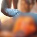 Imagem forte: mulher abre a barriga do marido durante confusã0 de casal no Amazonas