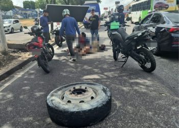 Roda de caçamba se desprende e deixa motociclista e passageira f3rid0s em Manaus