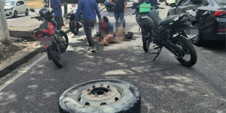Roda de caçamba se desprende e deixa motociclista e passageira f3rid0s em Manaus