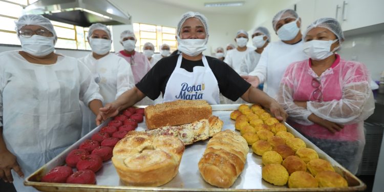Moradores do Prosamin+ aprendem a fazer pão para ganhar renda extra