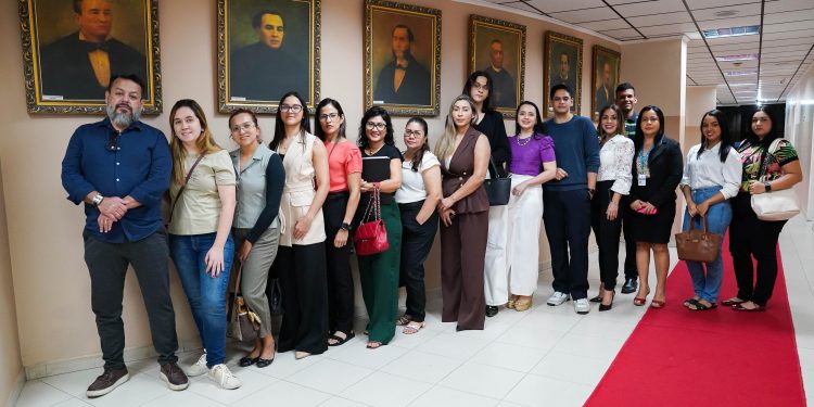 Câmara Municipal de Manaus fortalece aproximação da população por meio de visitas guiadas