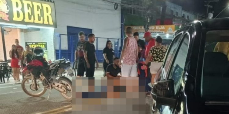 Choque vi0lento entre carro e moto deixa condutor desacordado no asfalto em Manaus
