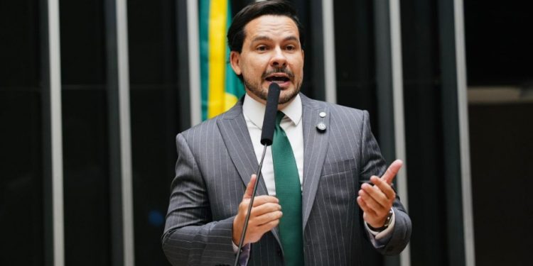 Capitão Alberto Neto cobra explicações sobre suspensão de editais da BR-319 após decisão favorável da Justiça