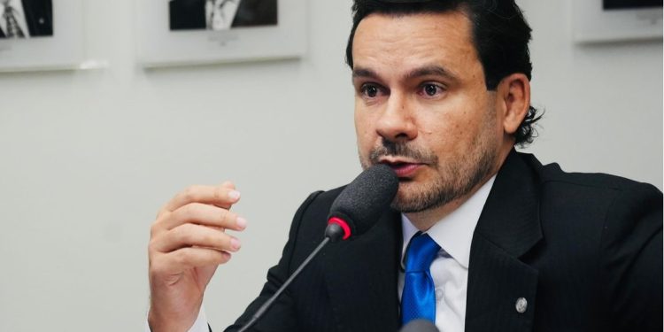 Capitão Alberto Neto defende redução da maioridade penal na CCJC