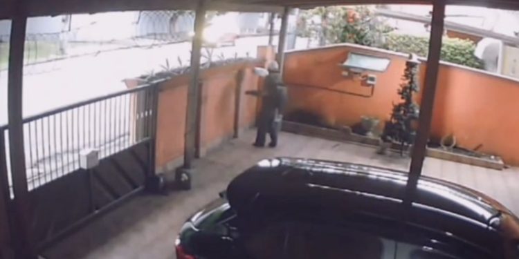 Vídeo: bandid0 invade casa e comete assalt0 sem saber que estava sendo filmado em Manaus