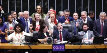 Câmara aprova PEC que reduz jornada para 40 horas e extingue escala 6×1; veja como funciona