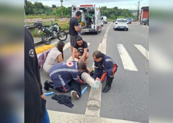 Mulher em moto tenta desviar de carro e acaba f3rida em ac1dente na avenida das Torres