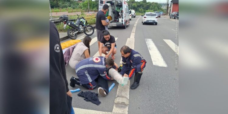 Mulher em moto tenta desviar de carro e acaba f3rida em ac1dente na avenida das Torres