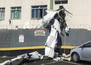 Veja momento em que avião bate em prédio e deixa dois m0rtos em Belo Horizonte