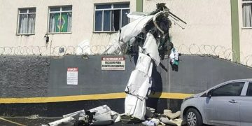 Veja momento em que avião bate em prédio e deixa dois m0rtos em Belo Horizonte