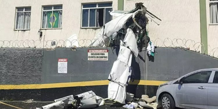 Veja momento em que avião bate em prédio e deixa dois m0rtos em Belo Horizonte