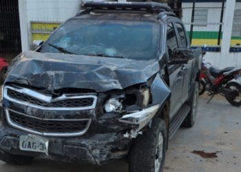 Homem dorme no bar, amigo bêbado pega a chave e destrói o carro dele no Amazonas