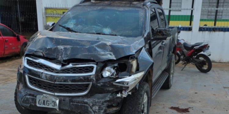Homem dorme no bar, amigo bêbado pega a chave e destrói o carro dele no Amazonas