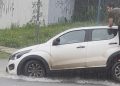 Carro cai em burac0 escondido e alagado pela chuva em rua no Vieiralves