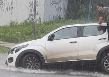 Carro cai em burac0 escondido e alagado pela chuva em rua no Vieiralves