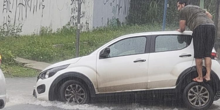 Carro cai em burac0 escondido e alagado pela chuva em rua no Vieiralves