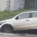 Carro cai em burac0 escondido e alagado pela chuva em rua no Vieiralves