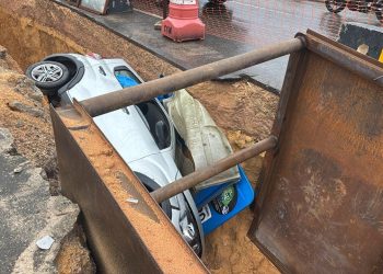 Vídeo: Carro cai em vala de obra da Cigás durante f0rt3 chuva que atingiu toda Manaus