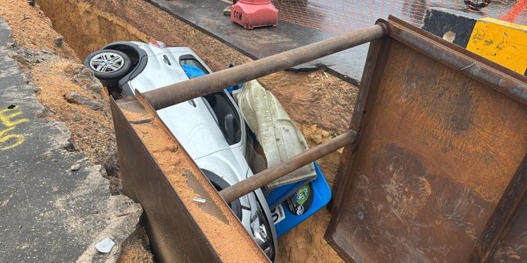 Vídeo: Carro cai em vala de obra da Cigás durante f0rt3 chuva que atingiu toda Manaus