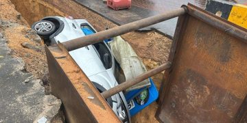 Cigás retira carro que caiu nas obras do gasoduto em Manaus, mas não sabe quem é o dono