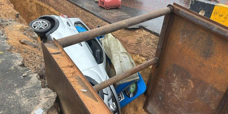 Cigás retira carro que caiu nas obras do gasoduto em Manaus, mas não sabe quem é o dono