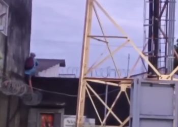 Correndo r1sc0, ladrã0 escala torre de telefonia para furt@r fios na Zona Leste de Manaus