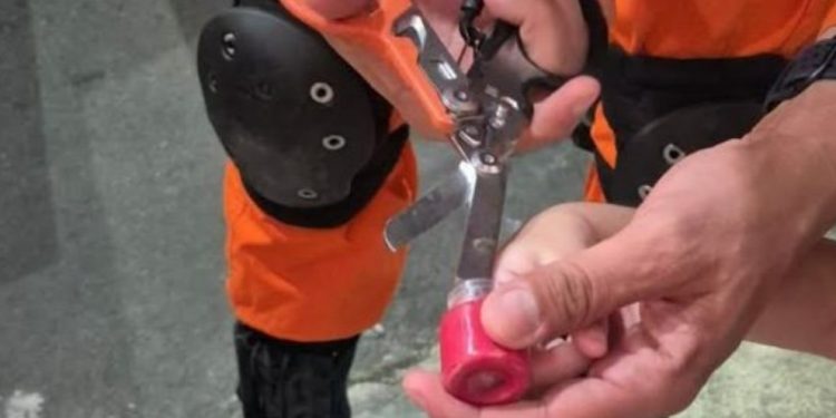Em Manaus, menina de 4 anos fica com dedo preso em pote de massinha