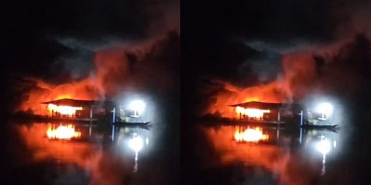 Vídeo: flutuante pega fogo em Manaus e tem perda total no Tarumã