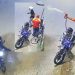 Vídeo: bandid0 saca rev0lver e frentista saca a mangueira durante assalto a posto