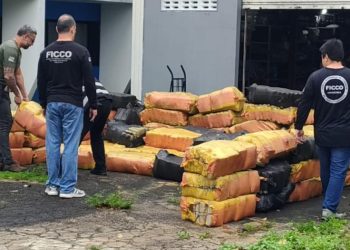 Polícia troca tir0 com bandid0s no Solimões, pega 2 toneladas e meia de dr0gas e blindados pulam no rio