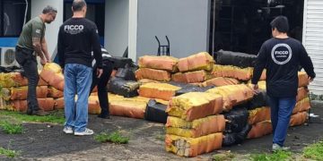 Polícia troca tir0 com bandid0s no Solimões, pega 2 toneladas e meia de dr0gas e blindados pulam no rio