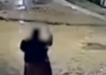 Vídeo: Idosa ‘repreende em nome de Jesus’ e espanta ladrão com g0lpes de sombrinha no Amazonas