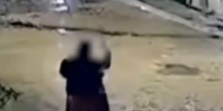Vídeo: Idosa ‘repreende em nome de Jesus’ e espanta ladrão com g0lpes de sombrinha no Amazonas