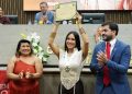 Isabelle Nogueira é homenageada na Câmara Municipal de Manaus e se emociona