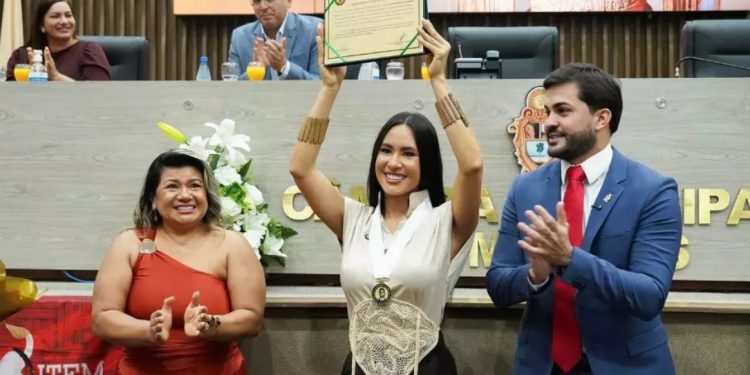 Isabelle Nogueira é homenageada na Câmara Municipal de Manaus e se emociona