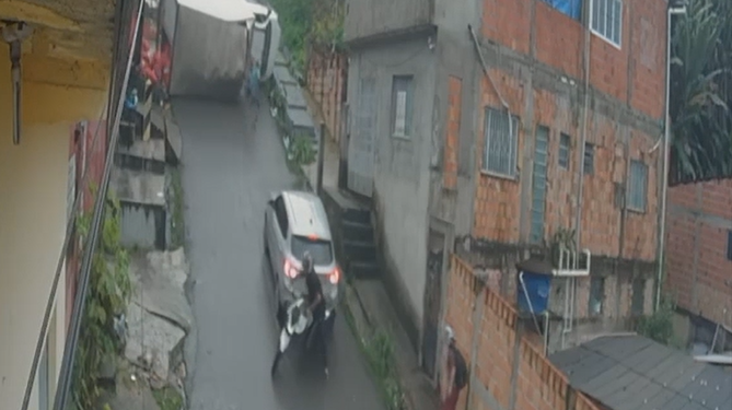 Vídeo: Homem se j0ga de caminhão desgovernado e escapa da m0rte por segundos em Manaus