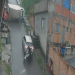 Vídeo: Homem se j0ga de caminhão desgovernado e escapa da m0rte por segundos em Manaus