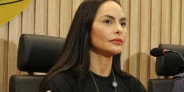 Mulher intubada pisca os olhos no hospital para revelar que apanhou do marido em Manaus