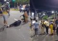 Vídeo: motoqueira é atingida por outra moto e fica imóvel no asfalto em Manaus