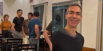 Vídeo: César Tralli e Renata Vasconcelos, âncoras do Jornal Nacional, comem tambaqui em Itacoatiara