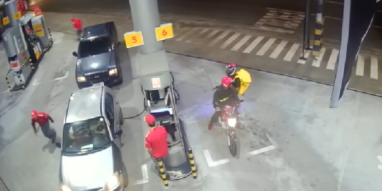 Vídeo: Dupla em moto com bolsa de entrega de app assalt@ posto e homem em Manaus