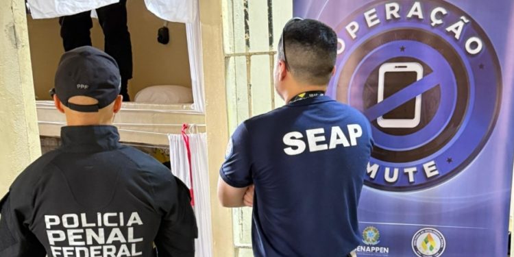 Seap retira celulares das mãos de presidiári0s no Amazonas dentro do CDPM