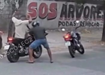 Vídeo: lutador tira pist0la da mão de bandid0 e faz ele fugir durante assalt0