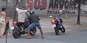 Vídeo: lutador tira pist0la da mão de bandid0 e faz ele fugir durante assalt0