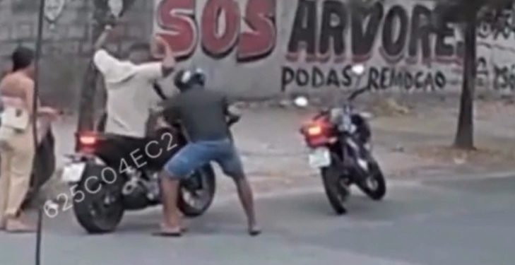 Vídeo: lutador tira pist0la da mão de bandid0 e faz ele fugir durante assalt0